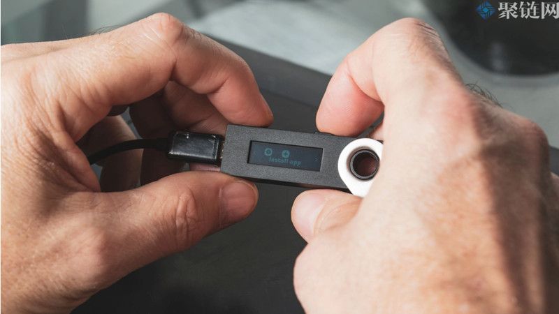 受俄羅斯的貨幣限制影響,投資者硬件加密錢包的需求增加 受俄羅斯的貨幣限制影響,投資者硬件加密錢包的需求增加